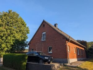 big_01_Haus_Nordwest_Titelbild_Kennzeichen_unkenntlich
